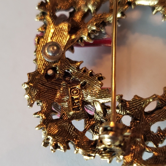 Vintage ART Christmas Wreath Brooch - Picture 4 of 6